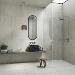 Bodenfliese Feinsteinzeug Travertino Decoro 60 x 120 cm grau/weiß