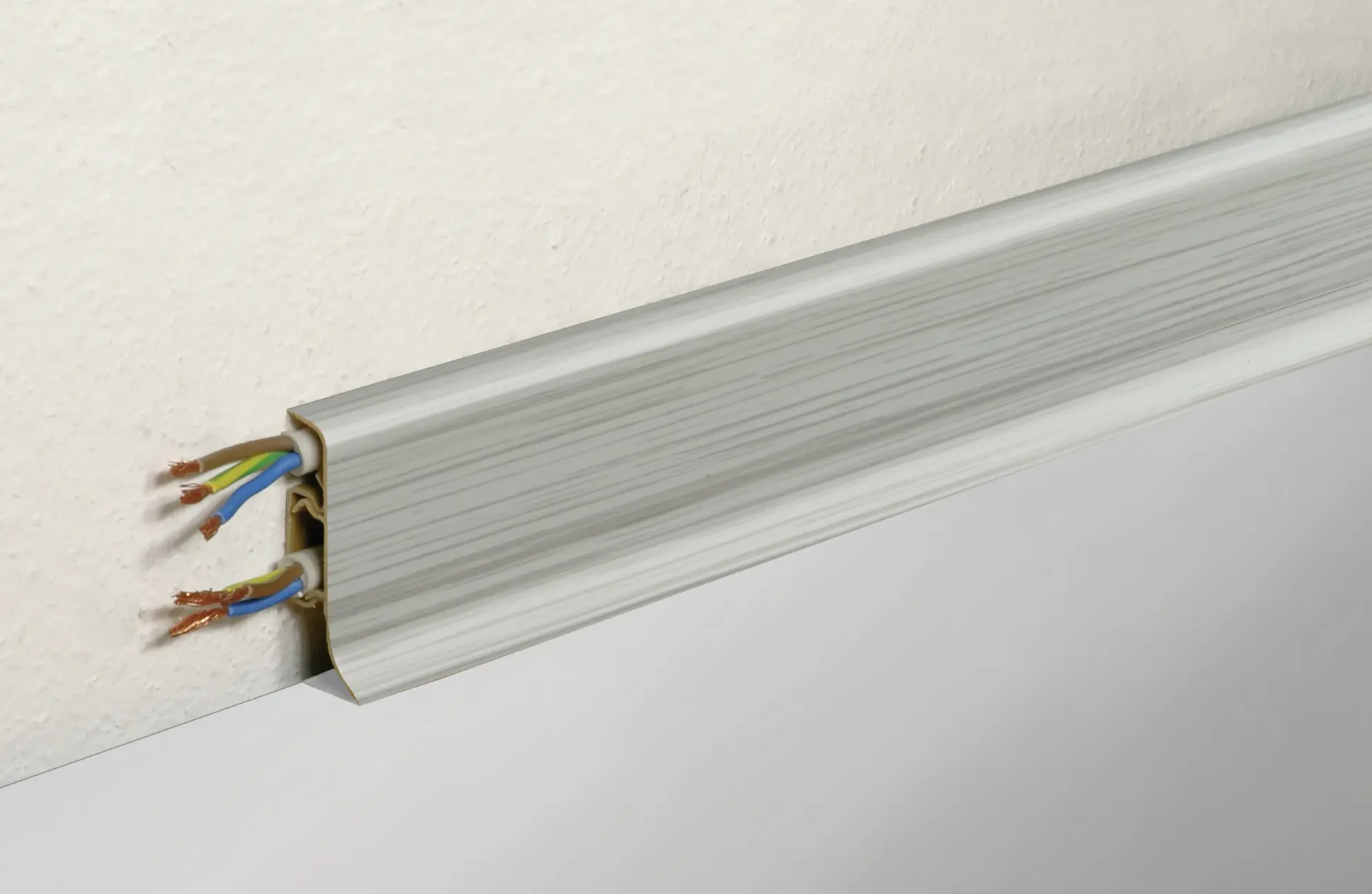 FN Neuhofer Klemmsockelleiste 250 cm 50 x 22,5 mm Silberesche