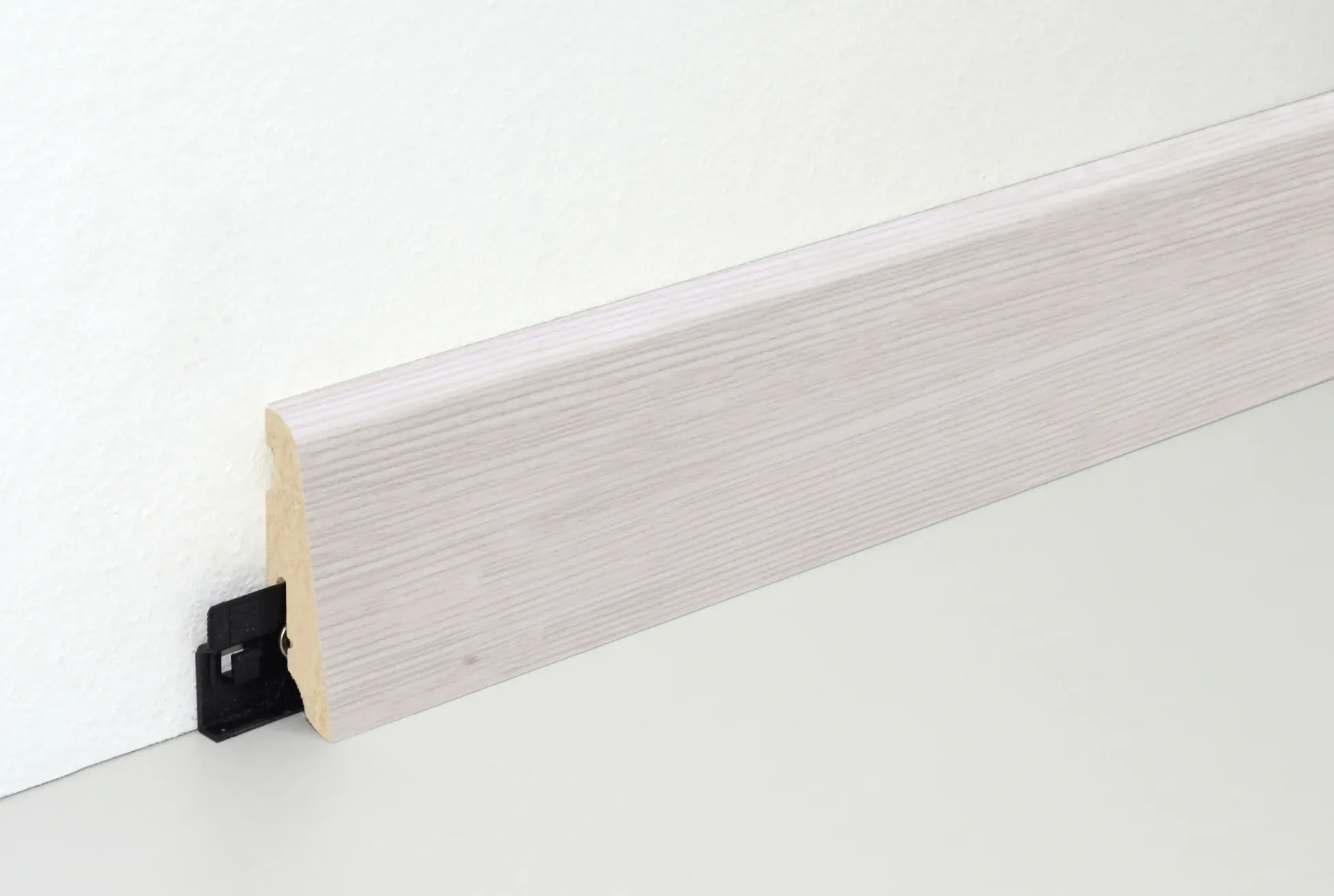 Neuhofer Fußleiste 240 cm 58 x 19 mm Oak light mix