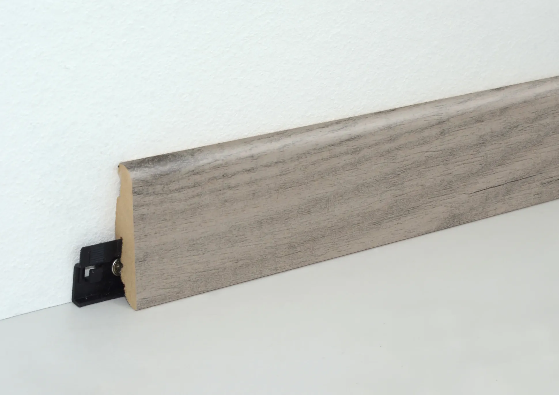 Neuhofer Fußleiste 240 cm 58 x 19 mm Seekiefer grau