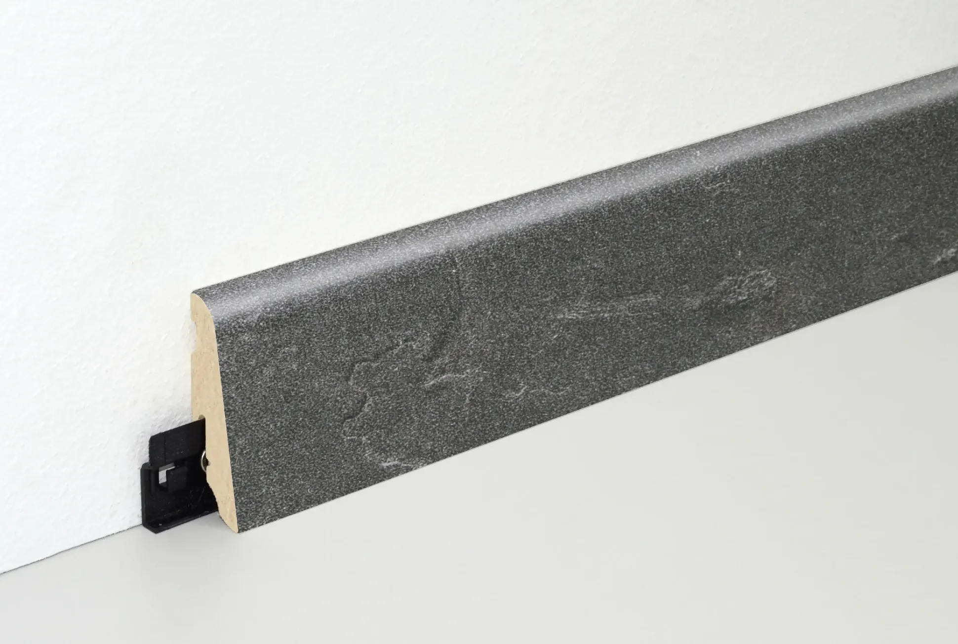 Neuhofer Fußleiste 240 cm 58 x 19 mm Ölschiefer