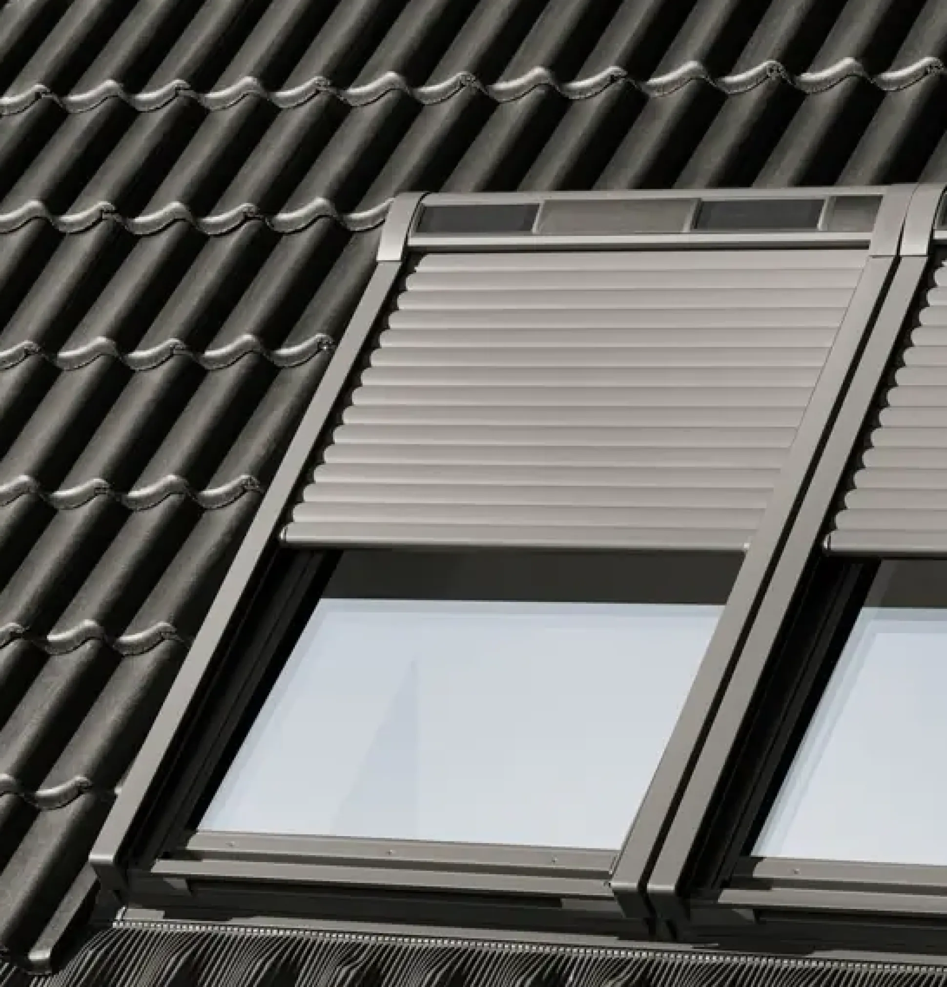 VELUX Solar-Rollladen SSL UK04 134 x 98 cm Alu dunkelgrau